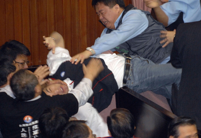 政府予算めぐり荒れる議会 - 台湾