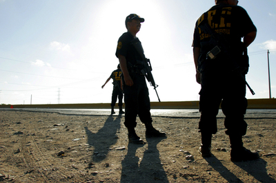 橋から吊るされた9人の遺体発見、メキシコ
