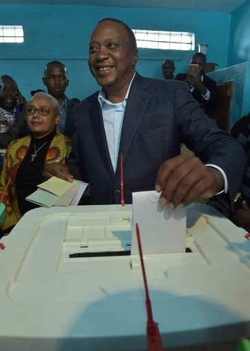ケニア大統領選、現職候補リードか 野党候補は不正主張