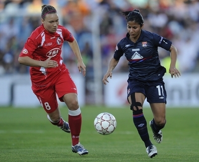 「女っぽい蹴り方」は前十字靱帯を傷める、米研究