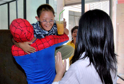 タイの「スパイダーマン」消防士、自閉症の少年を救う