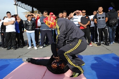 覆面レスラーの逮捕訓練は「プロレス式」、 メキシコ