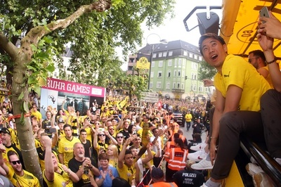 ドイツ杯制覇のドルトムントが優勝パレード、香川ら所属選手登場