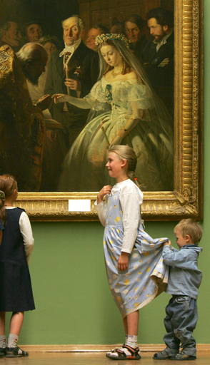 まだ早い? 絵画「不釣り合いな結婚」を見つめる子どもたち