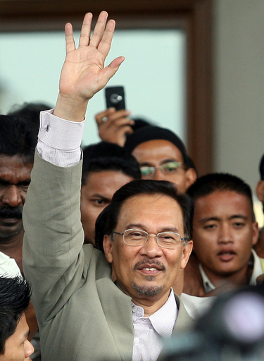 マレーシアのアンワル元副首相、同性愛行為の罪で起訴