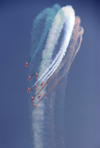 インド空軍創設記念パレード、国旗色の飛行機雲でお祝い