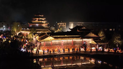 客家の古村で春の田んぼを賑わせ、灯篭の民俗行事で豊年を祈願