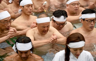 冷水に入って心身清める、鐵砲洲稲荷神社の新年寒中みそぎ