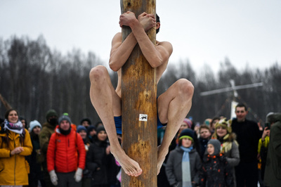 【今日の1枚】もっと上へ…棒登りで祝う春