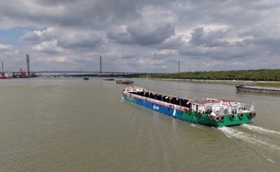 メタノール電動両用貨物船が上海で商業運航開始