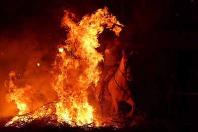 動物の守護聖人祭る伝統行事「ルミナリアス」 スペイン