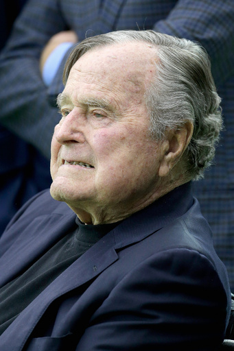 父ブッシュ氏、肺炎で集中治療室に バーバラ夫人も入院 