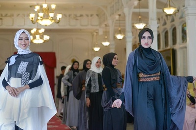 ムスリム衣装を披露、インドネシアでファッションショー