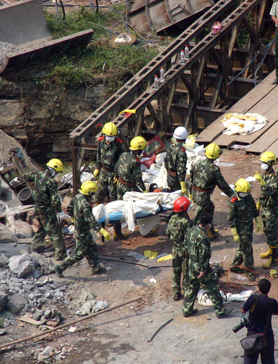 中国の橋崩落事故、死者41人に