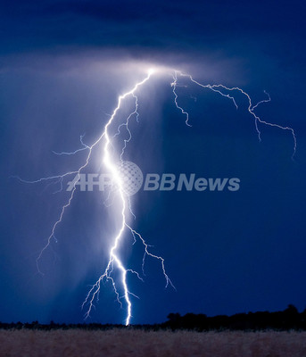 ドイツ東部で雷雨 夜空を引き裂く稲妻 写真3枚 ファッション ニュースならmode Press Powered By Afpbb News