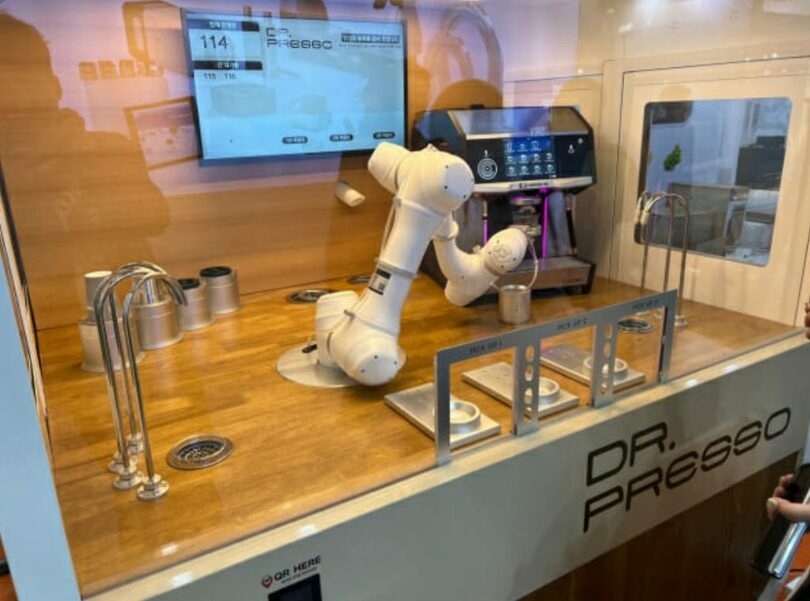 斗山ロボティクスバリスタロボット「ドクタープレッソ」(c)KOREA WAVE