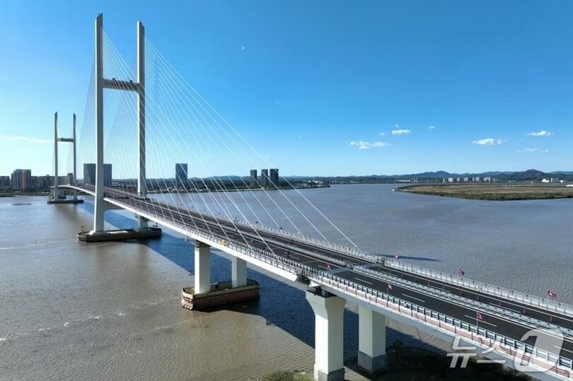北朝鮮の新義州と中国の丹東を結び、10月15日に開通した4車線の新鴨緑江大橋＝労働新聞(c)news1