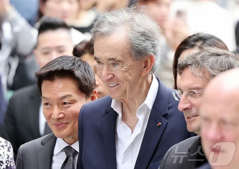ソウル中区小公洞の新世界百貨店本店「ザ・リザーブ」を訪問するベルナール・アルノー会長(c)news1