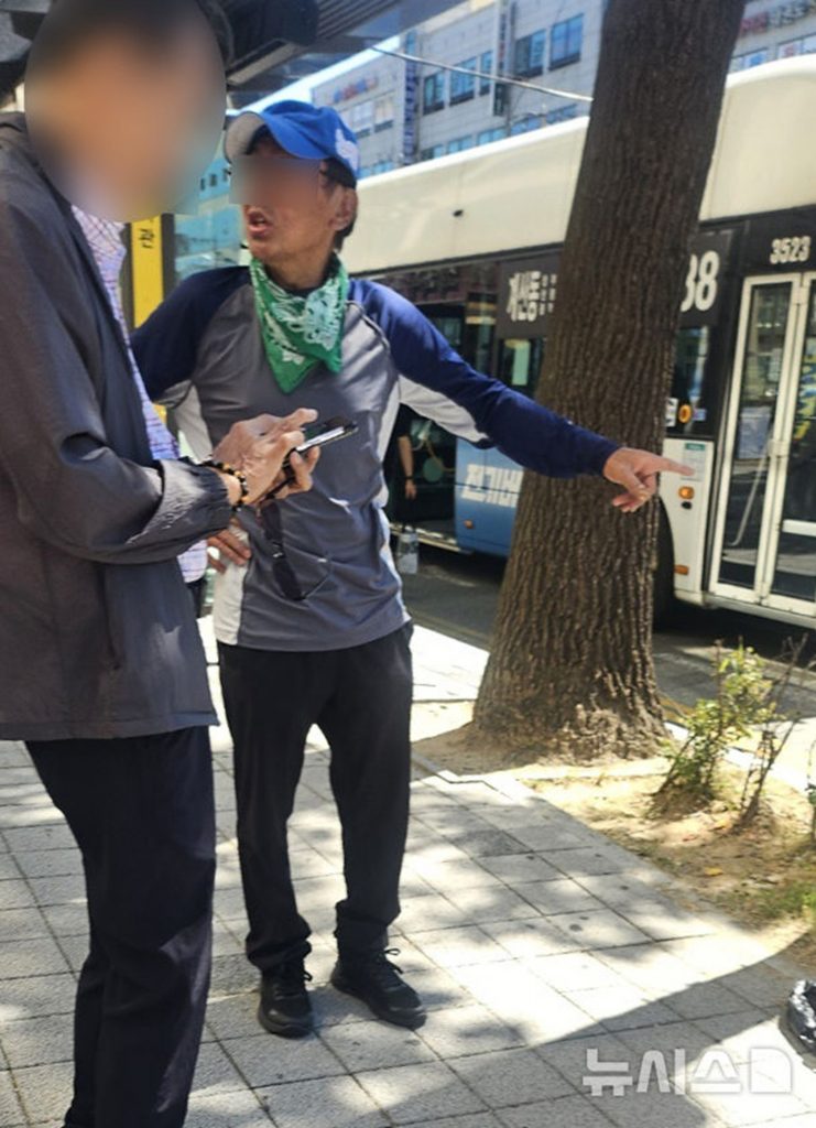 仁川の病院前で1人で抗議する容疑者＝読者提供(c)NEWSIS