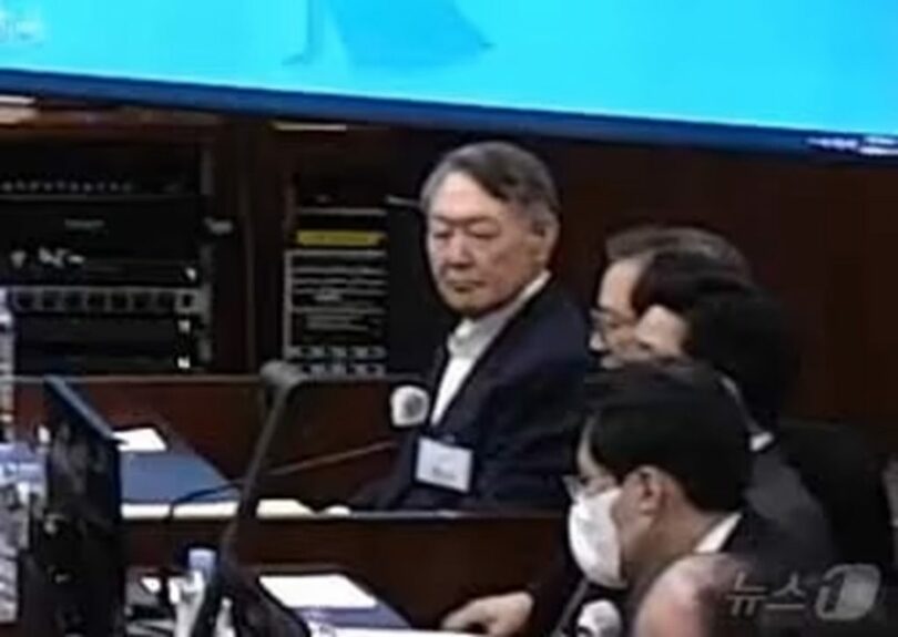 13日、ソウル中央地方法院で開かれた内乱首謀の罪に関する2回目の結審公判に出廷し、席に着く韓国のユン・ソンニョル（尹錫悦）前大統領＝ソウル中央地裁映像のキャプチャ(c)news1