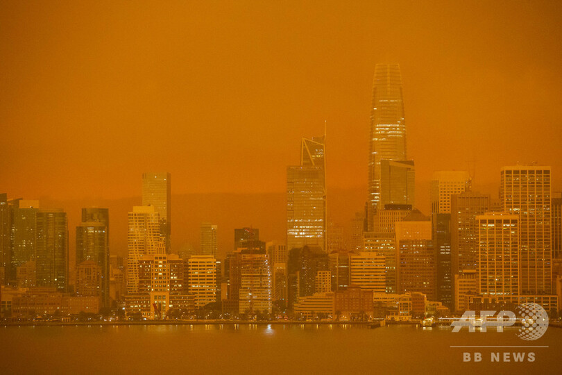 オレンジ色に染まる空、米西部山火事 住宅数百戸焼失