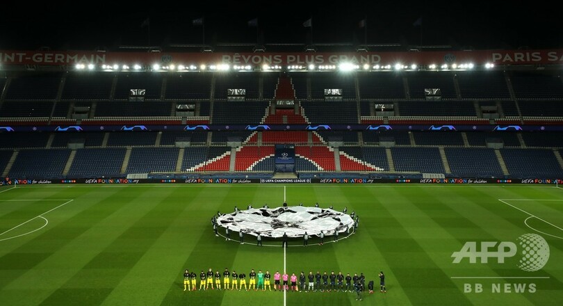 PSGが無観客試合制し欧州CL8強、会場外に大挙したファンと喜ぶ