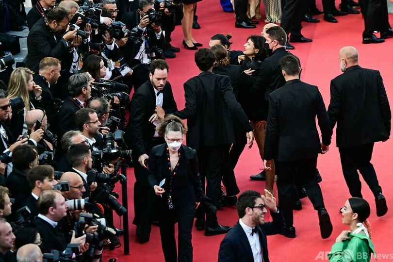 レッドカーペットに裸の女性、ウクライナ性暴力に抗議 カンヌ映画祭