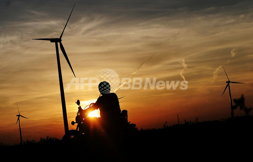 風力タービンと沈む夕日、オーストリア