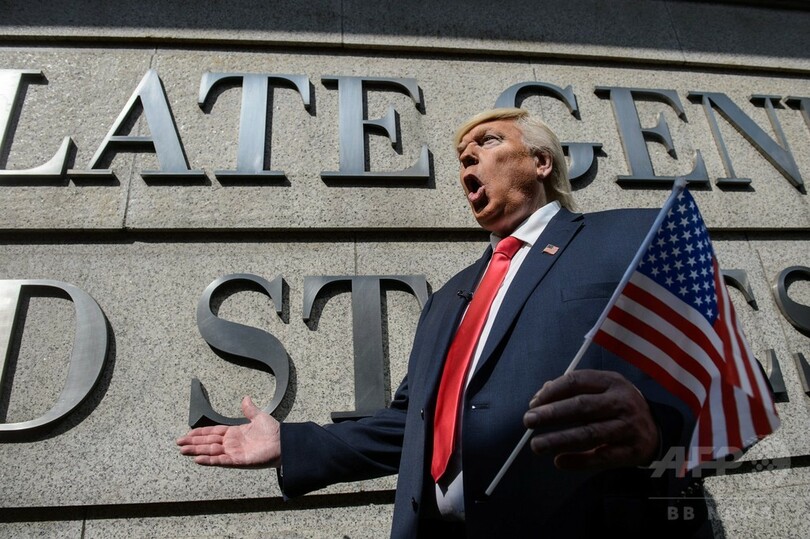 トランプ氏と金正恩氏のそっくりさん、仲良し姿を披露 香港