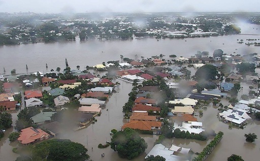洪水 豪北東部の豪雨、ダム放流で「前例のない大洪水」 住宅街にワニ 写真14