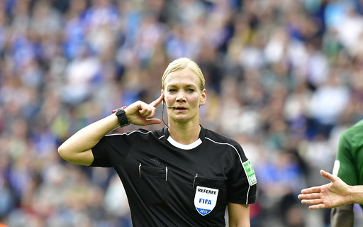 女性主審が欧州主要リーグの試合を初担当 ブンデスで適切なジャッジ 写真5枚 国際ニュース Afpbb News