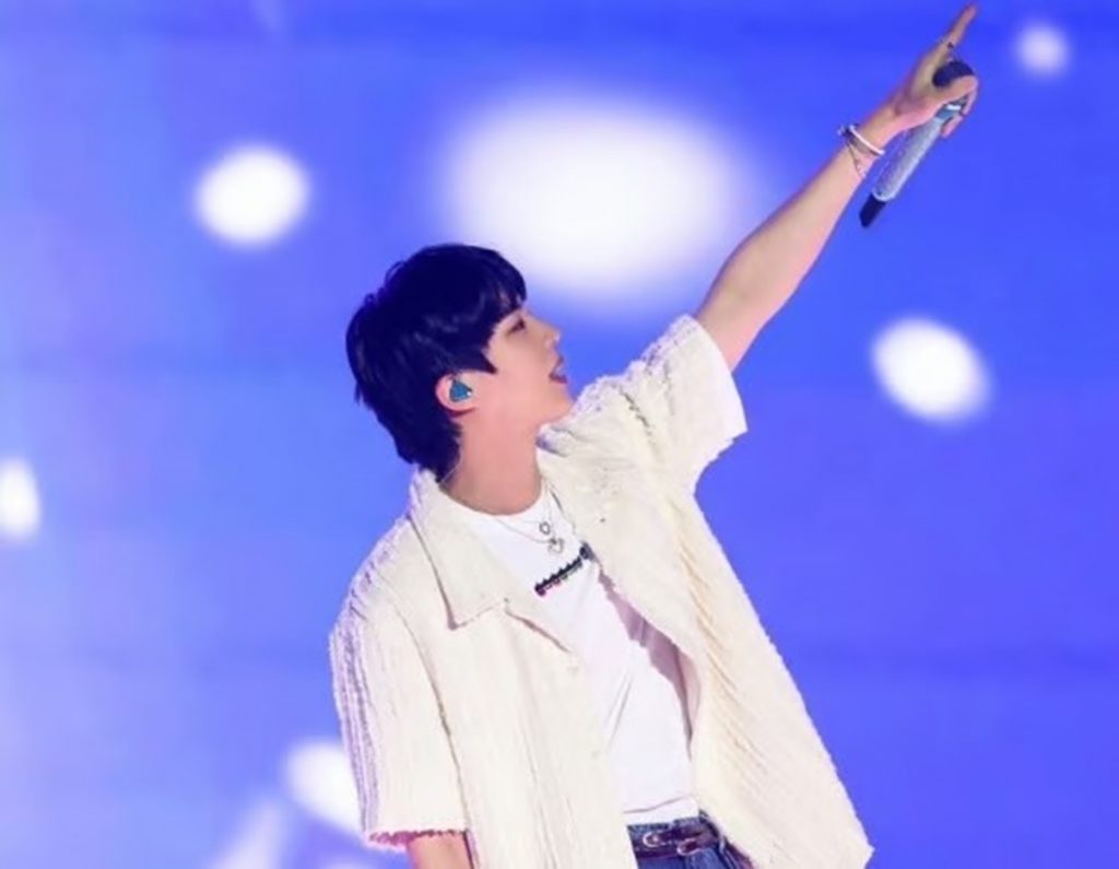 BTSジン、“美の男神”が魅せた圧巻のライブ 写真枚 国際ニュース：AFPBB