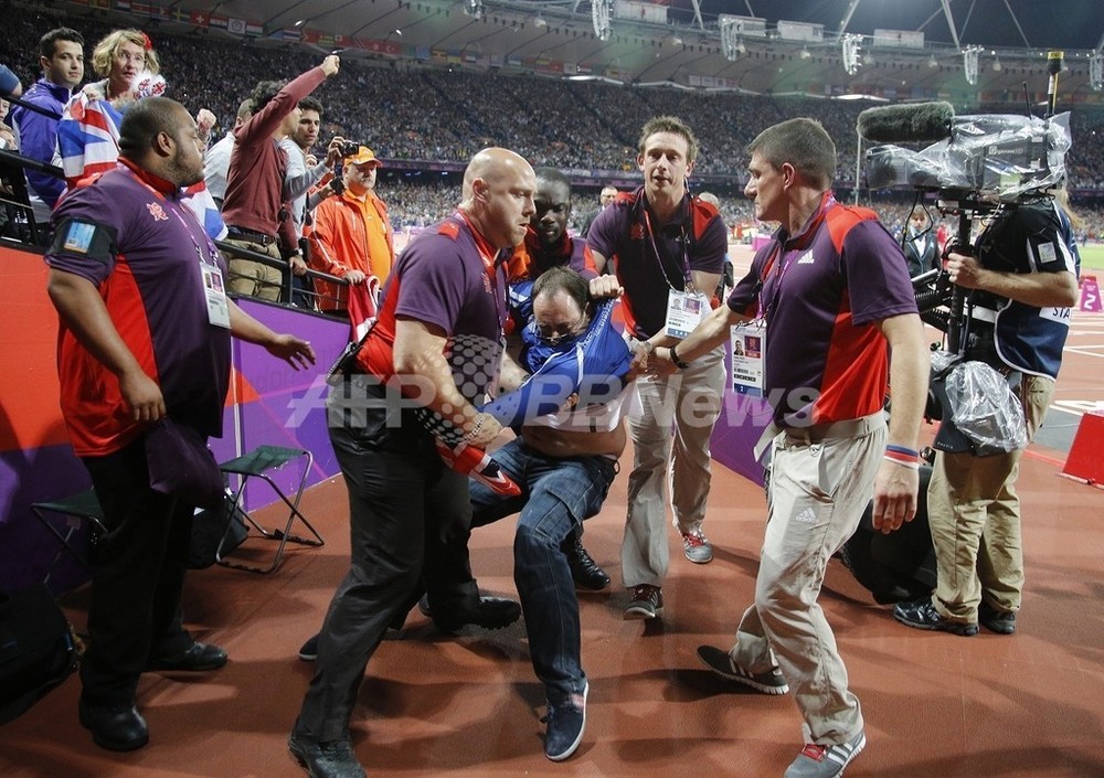 男子100m決勝でボトル投げ入れた男 柔道メダリストが 撃退 写真1枚 国際ニュース Afpbb News 男子100m決勝でボトル投げ入れた男 柔道メダリストが 撃退 写真1枚 国際ニュース Afpbb News