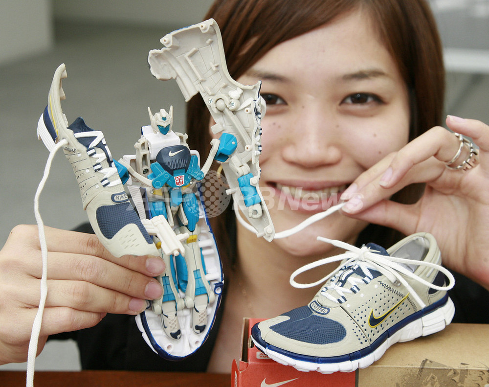 NIKEトランスフォーマーコラボ タカラトミー、ナイキスニーカーから変形するロボットを発表 写真3枚