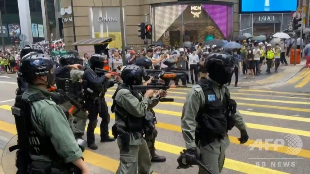 動画:香港、「国歌条例案」抗議のデモ隊に警察がペッパーボール弾発射 写真1枚 国際ニュース:AFPBB News