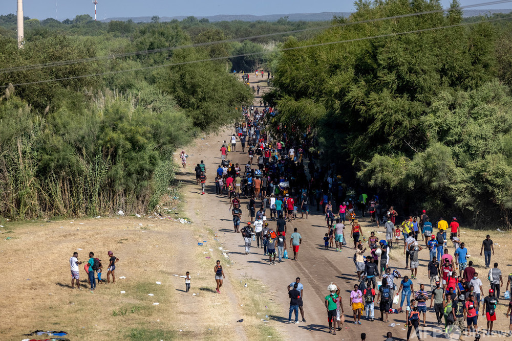 橋の下に不法移民1万人超すし詰め、米テキサス州