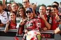 ロードレース世界選手権、第16戦日本GP。優勝を飾り、チーム関係者と喜ぶドゥカティ・レノボ・チームのフランチェスコ・バニャイア（中央、2024年10月6日撮影）。(c)Toshifumi KITAMURA / AFP