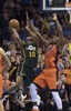 15-16NBA、オクラホマシティ・サンダー対ユタ・ジャズ。ユタ・ジャズのアレック・バークス（左）のシュートをブロックするオクラホマシティ・サンダーのセルジ・イバカ（2015年12月13日撮影）。(c)AFP/Getty Images/J Pat Carter