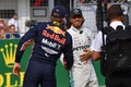 19F1第12戦ハンガリーGP予選。ポールポジションを獲得したレッドブルのマックス・フェルスタッペン（左）をたたえるメルセデスAMGのルイス・ハミルトン（奥、2019年8月3日撮影）。(c)ANDREJ ISAKOVIC / AFP