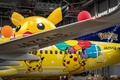 東京・羽田空港で公開された、スカイマークのボーイング737-800型機「ピカチュウジェット」（2021年6月21日撮影）。(c)Charly TRIBALLEAU / AFP