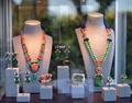 米ロサンゼルス・カウンティ美術館（Los Angeles County Museum of Art、LACMA）で開催された『David Webb: The Quintessential American Jeweler』のプレゼンテーションの様子（2013年4月22日撮影）。(c)AFP/Getty Images/Charley Gallay