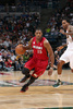 12-13NBAは28日、プレーオフ1回戦（7回戦制）が各地で行われ、マイアミ・ヒート（Miami Heat）は88-77でミルウォーキー・バックス（Milwaukee Bucks）を下し、4連勝でイースタンカンファレンス準決勝進出を決めた。

ミルウォーキー・バックスのブランドン・ジェニングス（Brandon Jennings、右）にドライブを仕掛けるマイアミ・ヒートのマリオ・チャルマース（Mario Chalmers、2013年4月28日撮影）。(c)AFP/Getty Images/NBAE/Gary Dineen