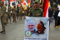 イラクの首都バグダッドで、イラン革命防衛隊のガセム・ソレイマニ司令官と人民動員隊のアブ・マフディ・ムハンディス副司令官の葬列に加わった、人民動員隊や親イラン派武装組織「神の党旅団（カタイブ・ヒズボラ）」の支持者ら（2020年1月4日撮影）。(c)AFP/Ahmad AL-RUBAYE