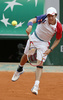 全仏オープンテニス（French Open 2013）は1日、男子シングルス3回戦が行われ、大会第13シードの錦織圭（Kei Nishikori）は6-3、6-7、6-4、6-1で第24シードのブノワ・ペール（Benoit Paire、フランス）を下し、4回戦に進出した。

サーブを放つ錦織圭（2013年6月1日撮影）。(c)AFP/PATRICK KOVARIK