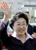 写真はソウルで同日、首相離任式を終えて庁舎を去る韓元首相。(c)AFP/JUNG YEON-JE