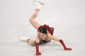 北京冬季五輪フィギュアスケート団体戦で、女子フリースケーティングの演技中に転倒した中国の朱易（2022年2月7日撮影）。(c)Anne-Christine POUJOULAT / AFP