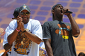 08-09NBAファイナルを制したロサンゼルス・レイカーズ（%%Los Angeles Lakers%%）の優勝パレードが17日、ロサンゼルス（Los Angeles）で行われ、数万人ものバスケットボールファンが祝福のため、市内中心部に詰めかけた。レイカーズの本拠地ステープルズ・センター（Staples Center）から始まったパレードは、8万人のファンが待つロサンゼルス・メモリアル・コロシアム（Los Angeles Memorial Coliseum）まで行われ、数百人の警察官が動員され。。写真はメモリアル・コロシアムでファンの声援に応えるレイカーズのデレク・フィッシャー（%%Derek Fisher%%）とコービー・ブライアント（%%Kobe Bryant%%、右）。（2009年6月17日撮影）(c)AFP/MARK RALSTON