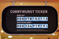 ドイツ・ベルリン（Berlin）で、ソーセージにケチャップとカレー味のソースをかけた名物料理「カリーブルスト（Currywurst）」の調理法と歴史を紹介する博物館「ドイツ・カリーブルスト博物館（German Currywurst Museum）」が、15日にオープンする。写真は、それぞれベルリンとドイツ国内で消費されたカリーブルストの数を示す電光掲示板「カリーブルスト・ティッカー（Currywurst Ticker）」（2009年8月13日撮影）。(c)AFP/DDP/MICHAEL GOTTSCHALK