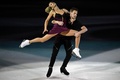 ロシア・モスクワで行われたショーで、演技に臨むヴィクトリヤ・シニツィナ/ニキータ・カツァラポフ組（2023年2月14日撮影）。(c)Kirill KUDRYAVTSEV / AFP