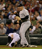09MLB、シアトル・マリナーズ（%%Seattle Mariners%%）のイチロー（%%Ichiro Suzuki%%）は18日、ニューヨーク・ヤンキース（%%New York Yankees%%）戦に1番・右翼で先発出場し、9回に逆転サヨナラ2点本塁打を放つなど5打数4安打2打点を記録した。試合はマリナーズが3-2でサヨナラ勝ちを収めた。写真はけん制でアウトになったマリナーズのイチロー（左）と歓喜するヤンキースのマーク・テシェーラ（%%Mark Teixeira%%）。（2009年9月18日撮影）(c)AFP/Getty Images/Otto Greule Jr